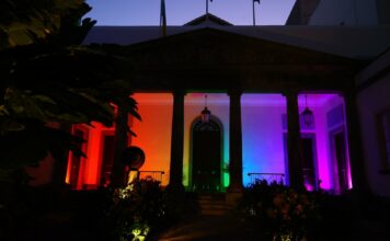 FOTONOTICIA.- La Cámara legislativa se ilumina con los colores del Orgullo