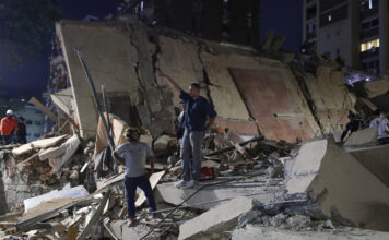 Dos fuertes terremotos de magnitud 7,1 y 7,5 sacude la costa central de Venezuela y se siente con fuerza en Caracas