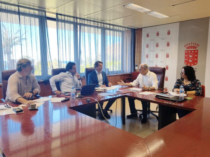 020726 El presidente del Cabildo de La Gomera, Casimiro Curbelo, junto a la consejera insular de Obras Públicas, Cristina Ventura, y representantes de VISOCAN