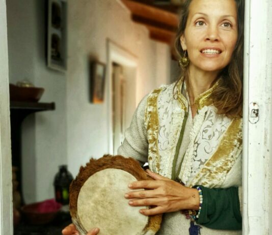 Beatriz Fernández Barahona eleva la artesanía contemporánea con sus chalecos joya desde La Gomera