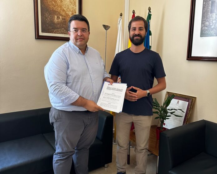FIRMA CONVENIO ALCALDE Y PÁRROCO