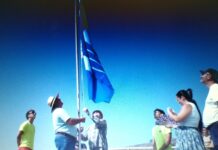 El municipio de Alajeró izó este lunes su 16 Bandera Azul en Playa de Santiago