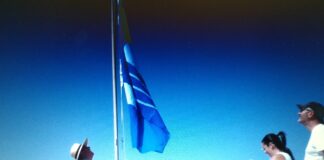 El municipio de Alajeró izó este lunes su 16 Bandera Azul en Playa de Santiago