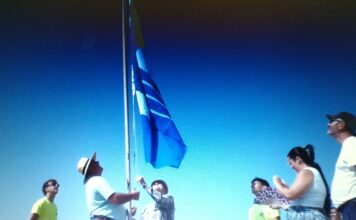 El municipio de Alajeró izó este lunes su 16 Bandera Azul en Playa de Santiago