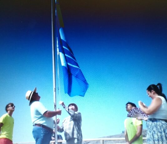 El municipio de Alajeró izó este lunes su 16 Bandera Azul en Playa de Santiago