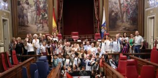 El Parlamento de Canarias recibe a los niños y niñas saharauis del programa “Vacaciones en Paz 2026