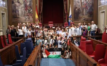 El Parlamento de Canarias recibe a los niños y niñas saharauis del programa “Vacaciones en Paz 2026