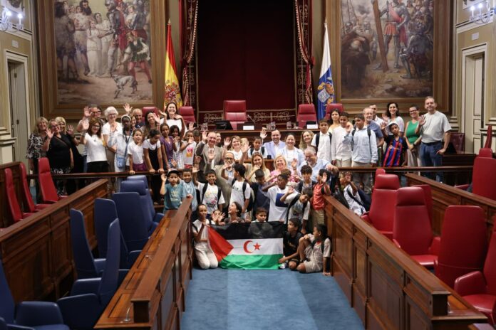niños saharauis en el Parlamento de Canarias