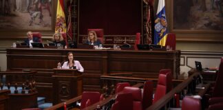 El Parlamento de Canarias aprueba el dictamen final de la comisión de investigación sobre la contratación de material sanitario durante la pandemia