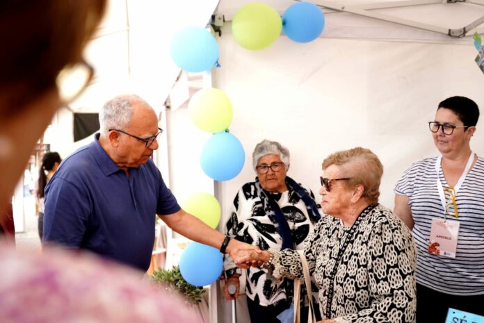 210826-el-presidente-del-cabildo-de-la-gomera-casimiro-curbelo-con-mayores-de-la-isla-y-personal-de-apedeca