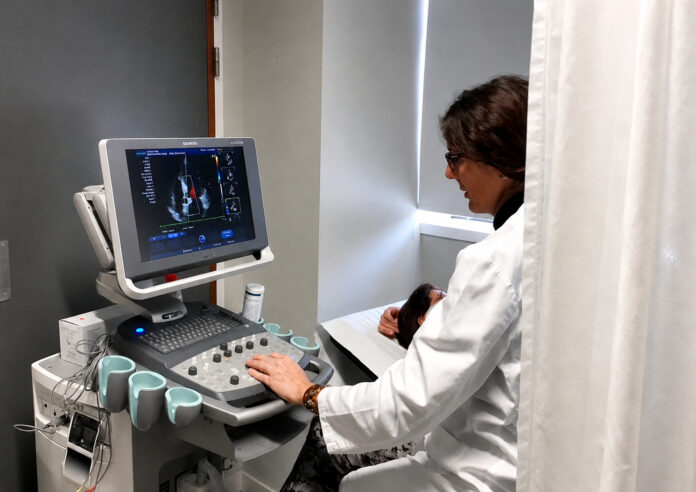 Profesional utilizando un ecógrafo en un hospital del SCS