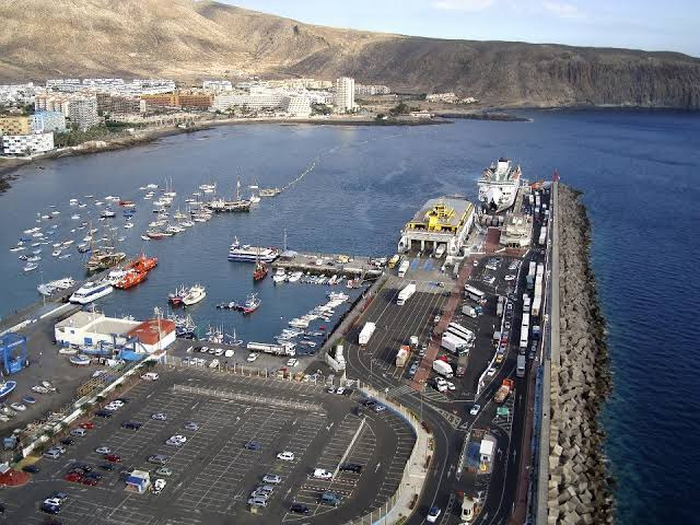 Puerto de Los Cristianos Canariaslife