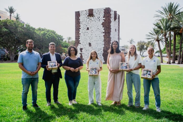 Representantes del Cabildo y del CD Tenerife Femenino