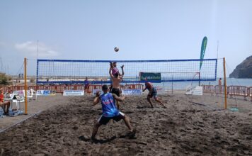 El Gomahara Beach Voley reúne a 80 deportistas de toda Canarias en la playa de San Sebastián de La Gomera.