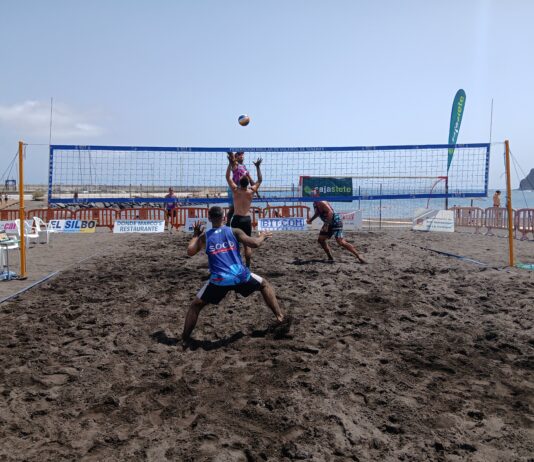 El Gomahara Beach Voley reúne a 80 deportistas de toda Canarias en la playa de San Sebastián de La Gomera.