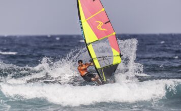 El viento devuelve el espectáculo a El Cabezo en una intensa jornada de competición del Wind&Waves Festival