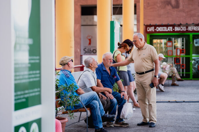 170926 El presidente del Cabildo, Casimiro Curbelo, saludando a pasajeros del servicio de transporte público de GuaguaGomera