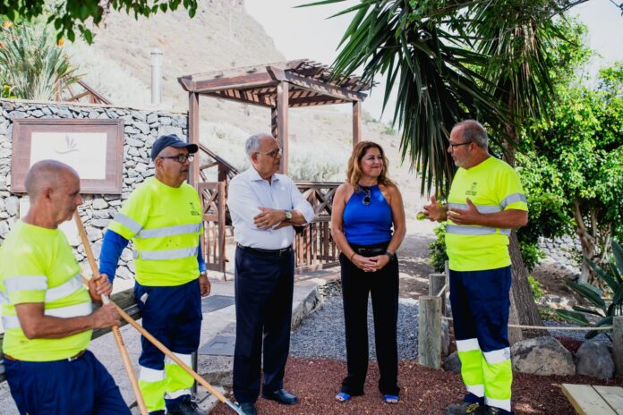 210926 El presidente del Cabildo de La Gomera, Casimiro Curbelo, y la alcaldesa de Hermigua, Solveida Clemente, junto a trabajadores del proyecto