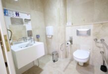 El Parlamento de Canarias estrena dos aseos adaptados para personas ostomizadas