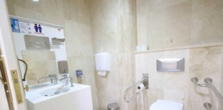 El Parlamento de Canarias estrena dos aseos adaptados para personas ostomizadas