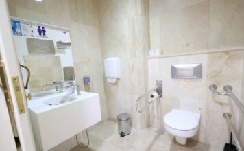 El Parlamento de Canarias estrena dos aseos adaptados para personas ostomizadas
