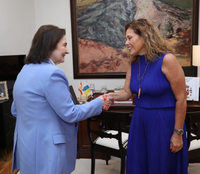 La Presidenta del Parlamento con la Decana del Cuerpo Consular