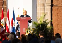 Curbelo llama a fortalecer la democracia desde el diálogo y la convivencia durante el acto institucional de las Colombinas