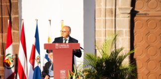 Curbelo llama a fortalecer la democracia desde el diálogo y la convivencia durante el acto institucional de las Colombinas