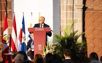 Curbelo llama a fortalecer la democracia desde el diálogo y la convivencia durante el acto institucional de las Colombinas
