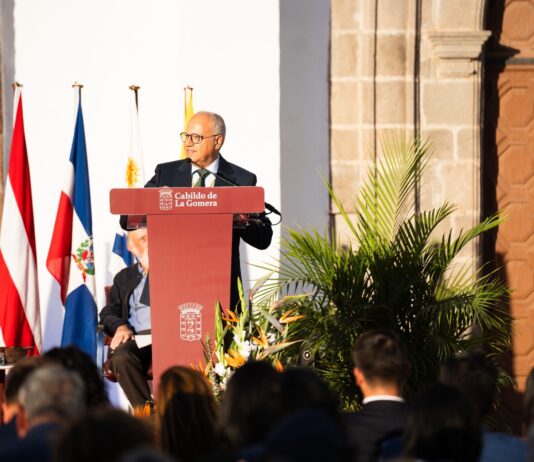 Curbelo llama a fortalecer la democracia desde el diálogo y la convivencia durante el acto institucional de las Colombinas