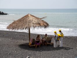 Transición ecológica y Ecoembes impulsan una campaña para promover el reciclaje de envases en playas y zonas de baño