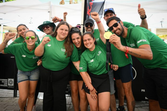 El equipo de Gomesport con la medalla