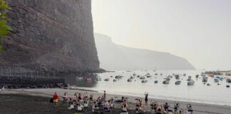 Valle Gran Rey celebra una nueva edición de gimnasia para mayores en la playa con gran éxito de participación