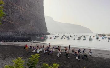 Valle Gran Rey celebra una nueva edición de gimnasia para mayores en la playa con gran éxito de participación