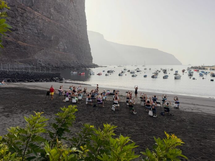 Gimnasia para mayores en la playa Valle Gran Rey