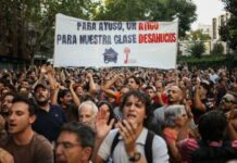Miles de personas frente al ático del Gobierno de Ayuso protestan contra el desahucio de Maricarmen: «Vergüenza»
