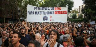 Miles de personas frente al ático del Gobierno de Ayuso protestan contra el desahucio de Maricarmen: «Vergüenza»