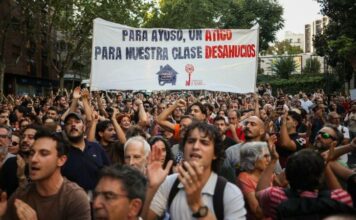 Miles de personas frente al ático del Gobierno de Ayuso protestan contra el desahucio de Maricarmen: «Vergüenza»