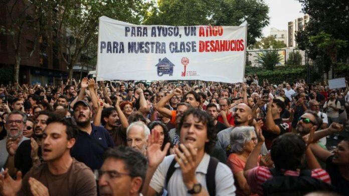 Manifestantes frente al ático de Ayuso EP.