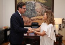 Astrid Pérez recibe del presidente del TSJC la Memoria anual de la Justicia en Canarias