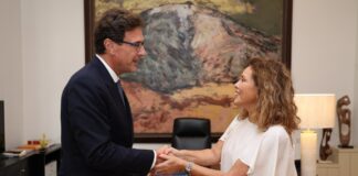 Astrid Pérez recibe del presidente del TSJC la Memoria anual de la Justicia en Canarias