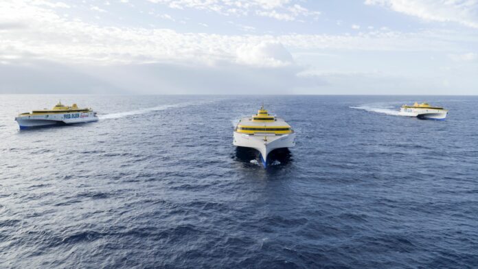 Trimaranes de Fred. Olsen Express navegando