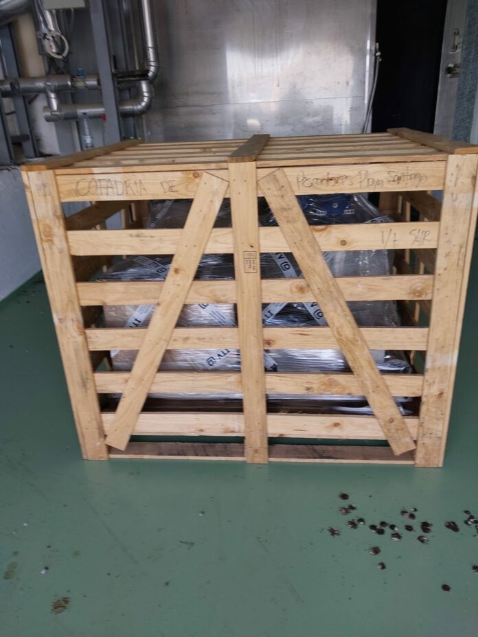 071026 nueva máquina industrial para la producción de hielo destinado a la conservación del pescado para el sector pesquero de la localidad de Playa Santiago, en La Gomera