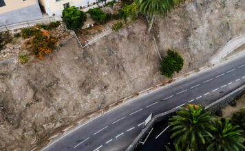 El Cabildo avanza en la estabilización de taludes en el acceso a la costa de Vallehermoso