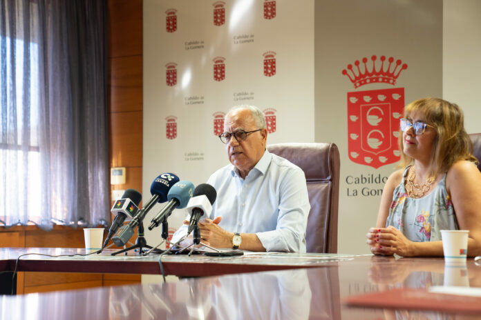131026-casimiro-curbelo-y-la-consejera-de-educacion-rosa-elena-garcia