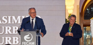 Curbelo es galardonado por su trayectoria pública en la primera edición de los premios FECAM