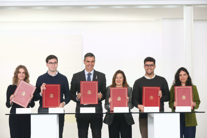 Pedro Sánchez y estudiantes