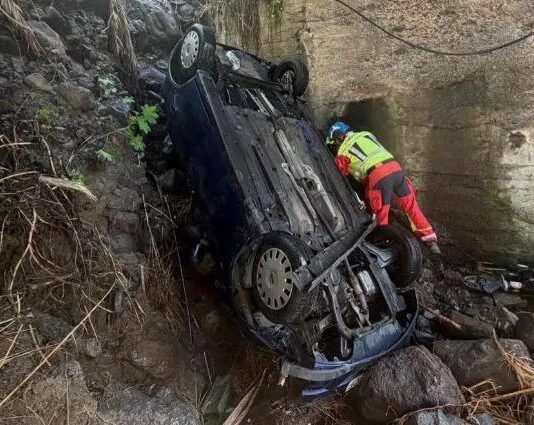 Herido grave un hombre de 78 años tras caer con su coche por un barranco en La Gomera