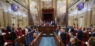 El Parlamento de Canarias comienza la sesión plenaria de Eurolat con un minuto de silencio